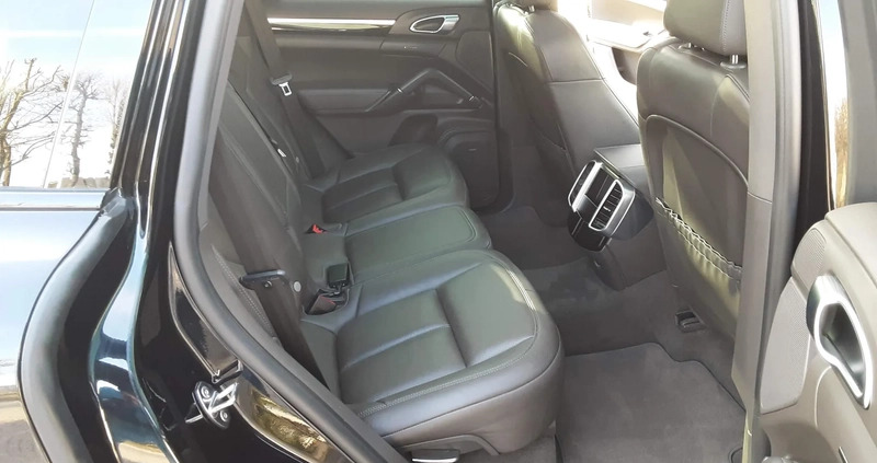 Porsche Cayenne cena 157000 przebieg: 131000, rok produkcji 2017 z Kraków małe 277